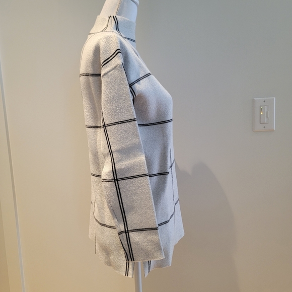 ❤️TAHARI BLACK + WHITE SWEATER - Picture 2 of 5